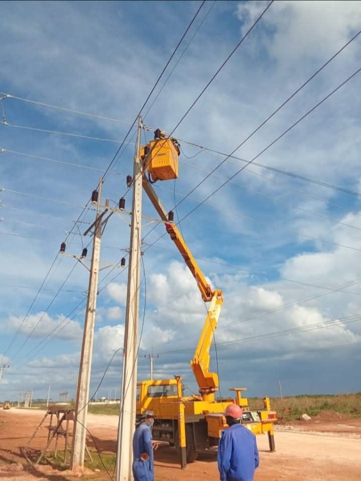 Un quinto inversor sincronizado en el Parque Fotovoltaico Santiago Rojas Salinas, en La Cuba. Se laboró en la conexión por fibra óptica para el aseguramiento del control automático de los datos del parque. 

#LaLuchaNoHaCesado #CiegoEn26 #SinPerderUnDía