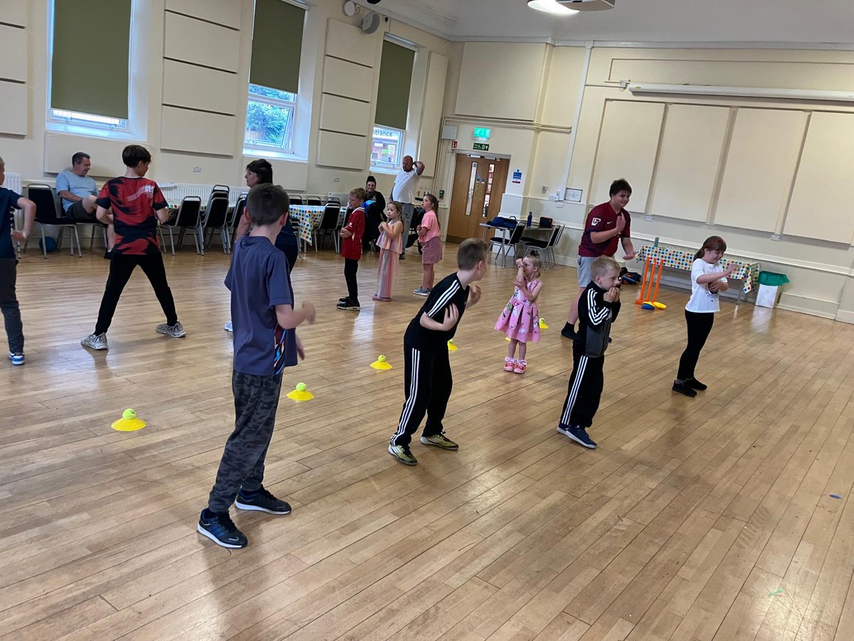 🏏 For today's HHAH Session, we were joined by Cricket Shropshire at Dawley Town Hall where the children all enjoyed a great cricket session, as well as some warm-ups beforehand. This was all to help keep the children happy, healthy and active this summer. 🙌