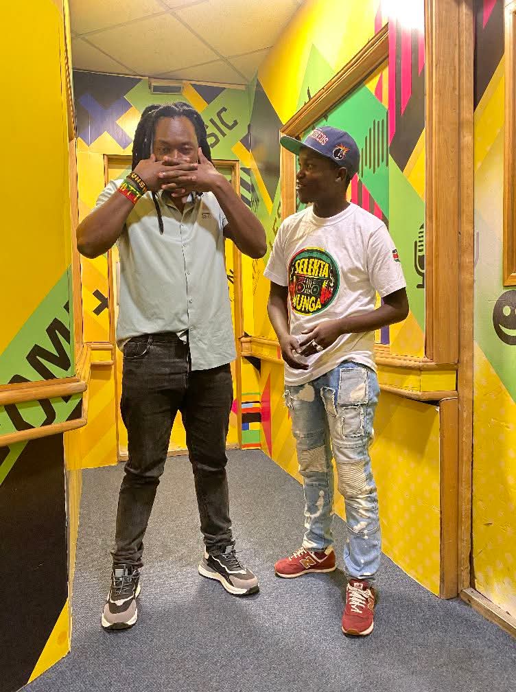 You gerit? If you don gerit? Forget about it kama Selector Munga 😂😂
#RockersNation wedeaaa, uko locked ukiwa Mtaa gani?
#reggaemusic 
#rockersnation 
#NationFM