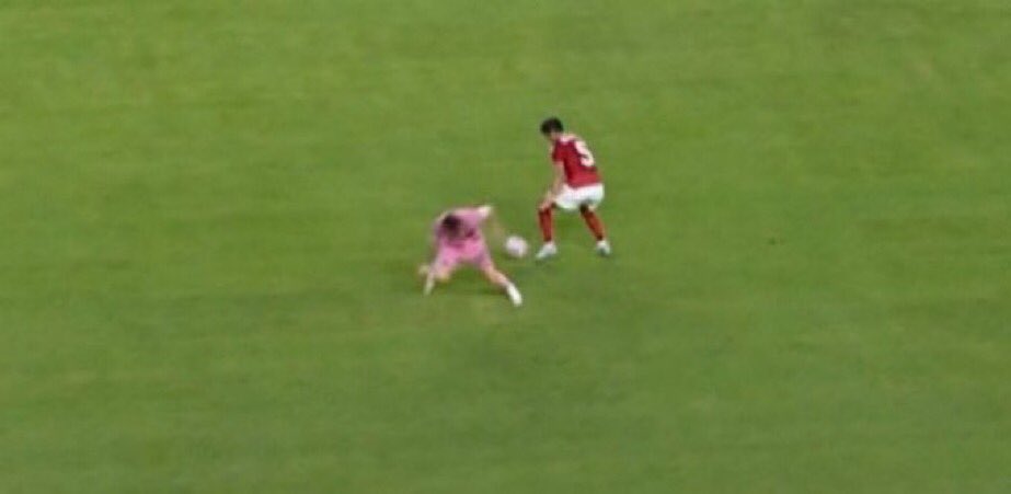 Senyyo's tweet image. Show me Cristiano Ronaldo in this position and I'll delete my account 💯😭