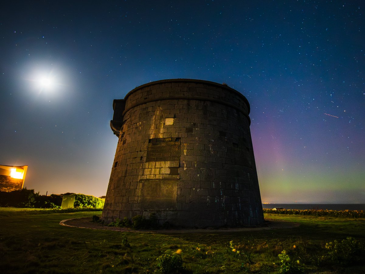 sryanbruenphoto's tweet image. I don't always have successes. This night in April at Skerries was horrendous. Nice aurora display but not worth getting out for with the light pollution, the bright moon and the wind. Felt absolutely bitter. Cool to get the moon and aurora in the same shot but not worth at all.