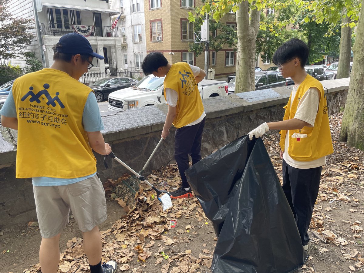 pcra_nyc's tweet image. Shout-out to everyone who came out for this weekend’s park cleanups! 🌿🧤 From weeding and raking leaves to picking up trash and tidying up, every bit of effort helped make our parks cleaner, greener, and more welcoming. 💪💚 Book online now!! pcr.nyc/volunteerevents
#ParkCleanup