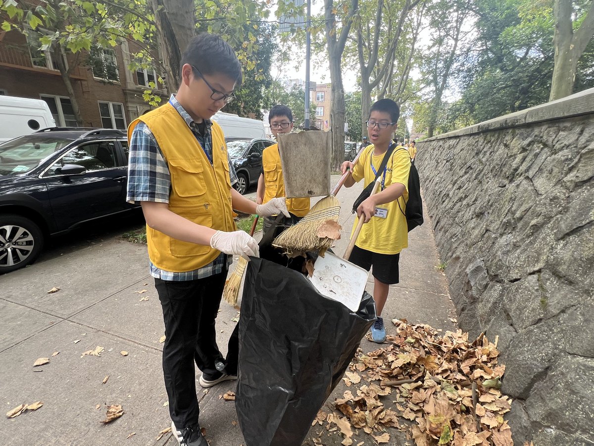pcra_nyc's tweet image. Shout-out to everyone who came out for this weekend’s park cleanups! 🌿🧤 From weeding and raking leaves to picking up trash and tidying up, every bit of effort helped make our parks cleaner, greener, and more welcoming. 💪💚 Book online now!! pcr.nyc/volunteerevents
#ParkCleanup