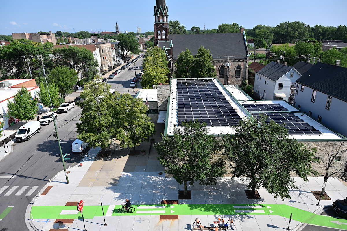 ChicagoDOE's tweet image. Yesterday, DOE, @chipublib, & 2FM announced the completion of the first two Library Solar projects. As part of our #Chi100 initiative, the City installed new rooftop solar, lighting, and HVAC systems at the South Chicago and Humboldt Park library branches. chicago.gov/content/dam/ci…