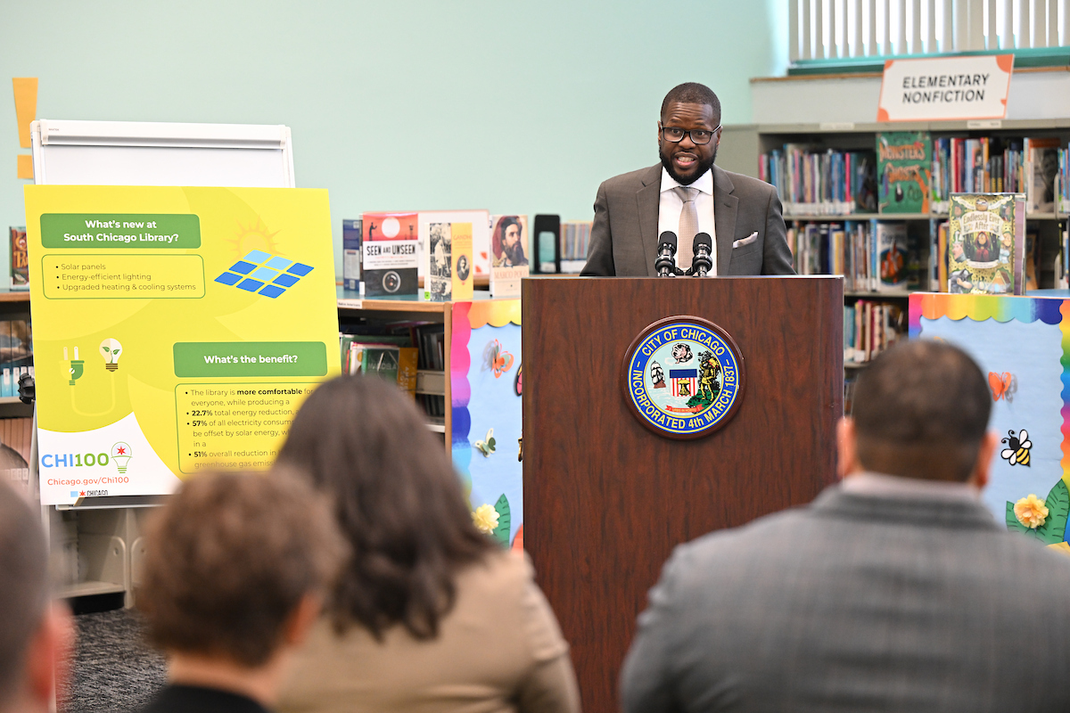 ChicagoDOE's tweet image. Yesterday, DOE, @chipublib, & 2FM announced the completion of the first two Library Solar projects. As part of our #Chi100 initiative, the City installed new rooftop solar, lighting, and HVAC systems at the South Chicago and Humboldt Park library branches. chicago.gov/content/dam/ci…