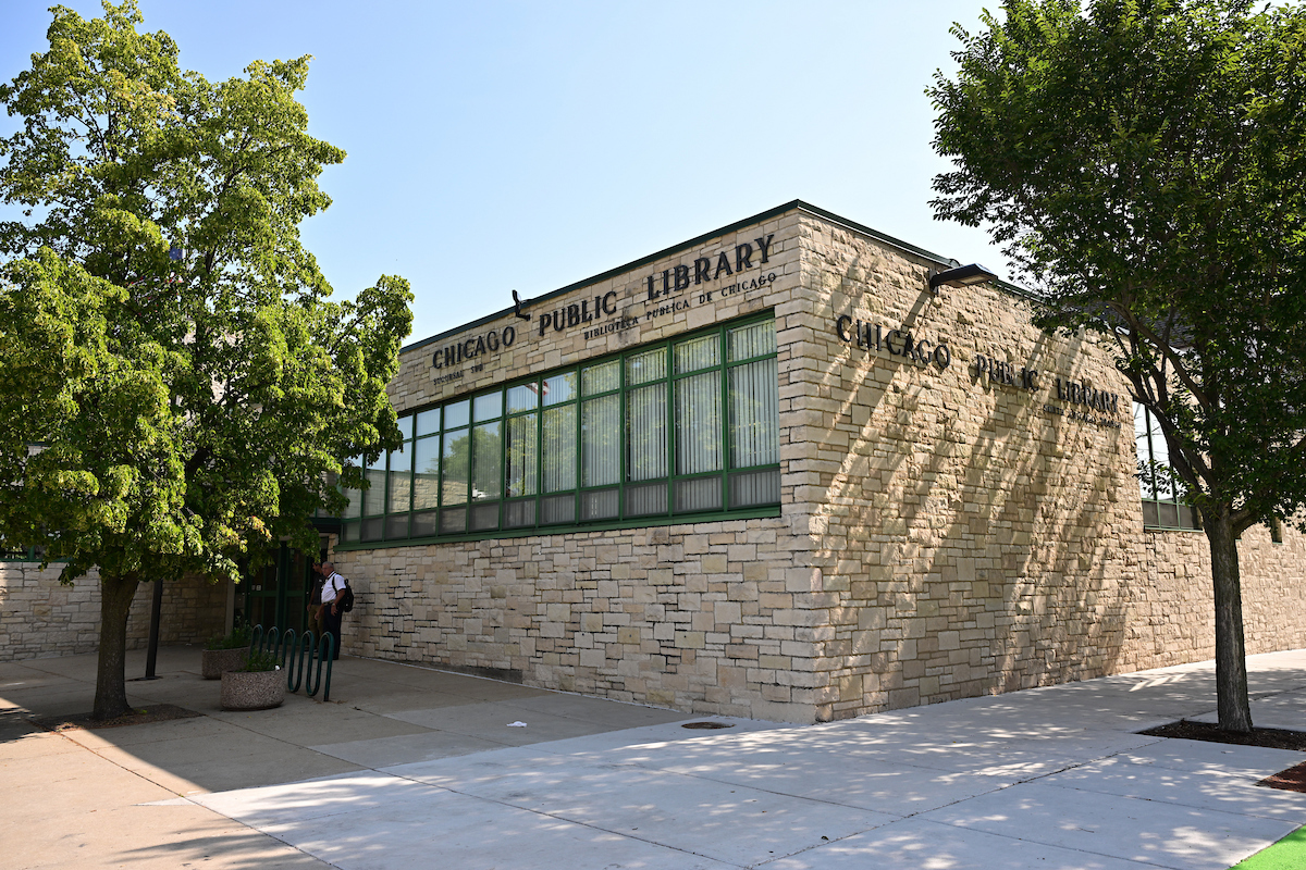 ChicagoDOE's tweet image. Yesterday, DOE, @chipublib, & 2FM announced the completion of the first two Library Solar projects. As part of our #Chi100 initiative, the City installed new rooftop solar, lighting, and HVAC systems at the South Chicago and Humboldt Park library branches. chicago.gov/content/dam/ci…