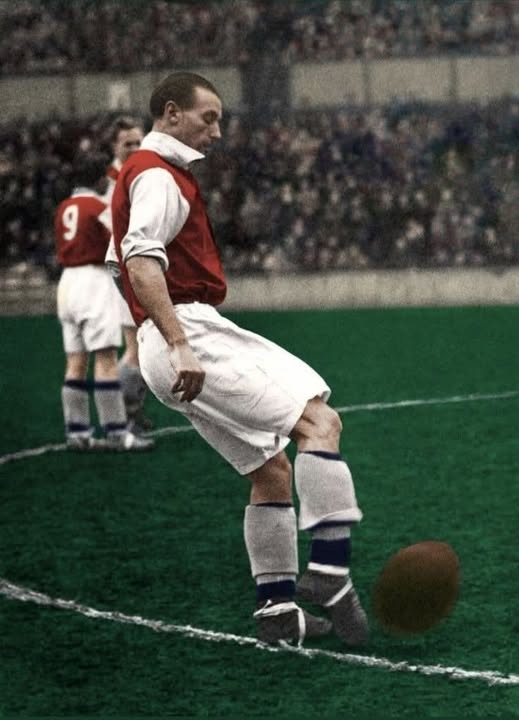 robertmdaws's tweet image. Stanley Matthews playing for @Arsenal v @MillwallFC as a guest, in a friendly at White Hart Lane during World War II