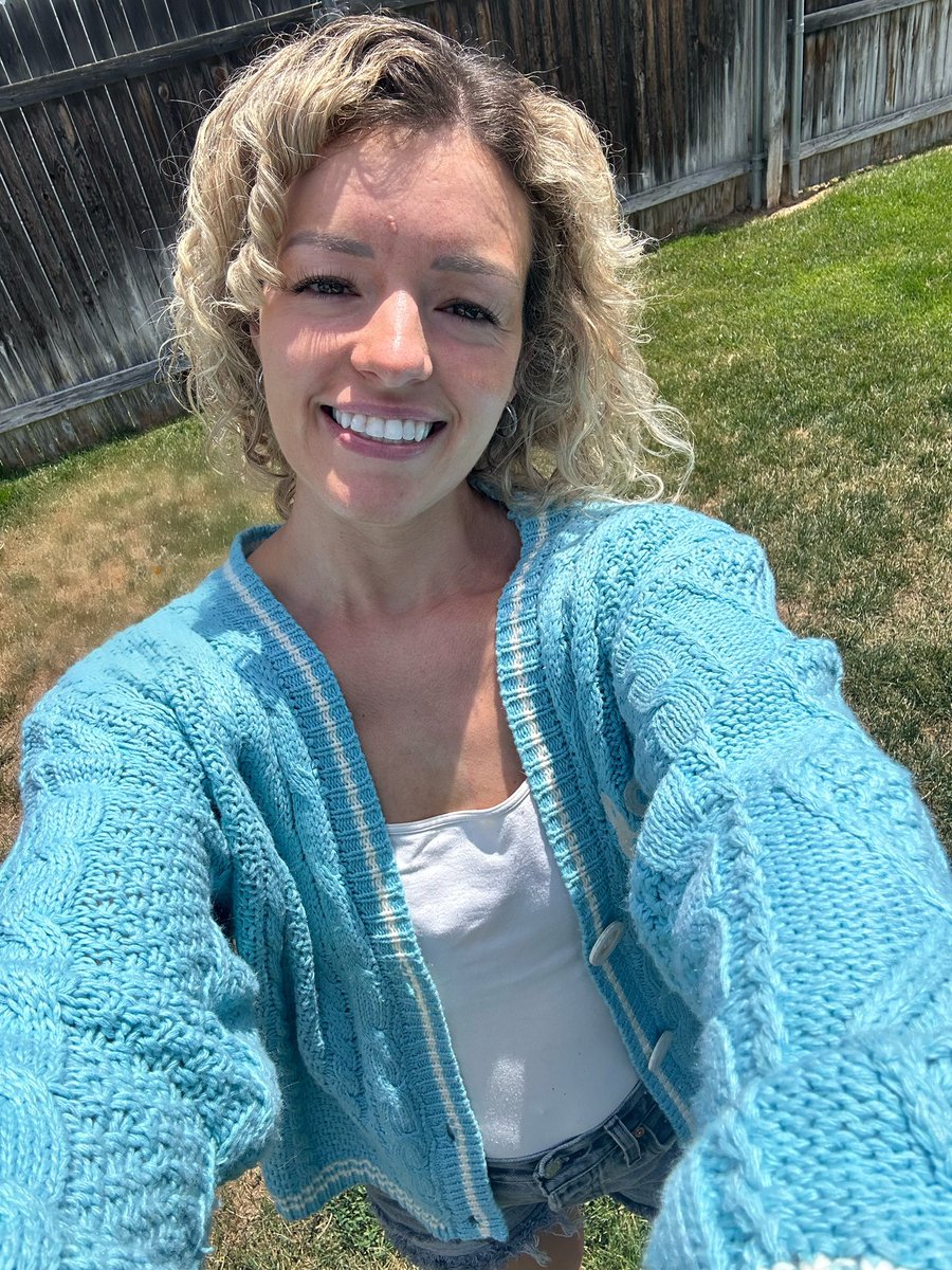 vallovestswift's tweet image. 1989 is my favorite album and came to me when I needed it the most, I was going through heartbreak, early college years, and trying to figure my life out. So happy we can celebrate OG 1989 and Taylor’s version 🩵🩵

@taylornation13 @taylorswift13