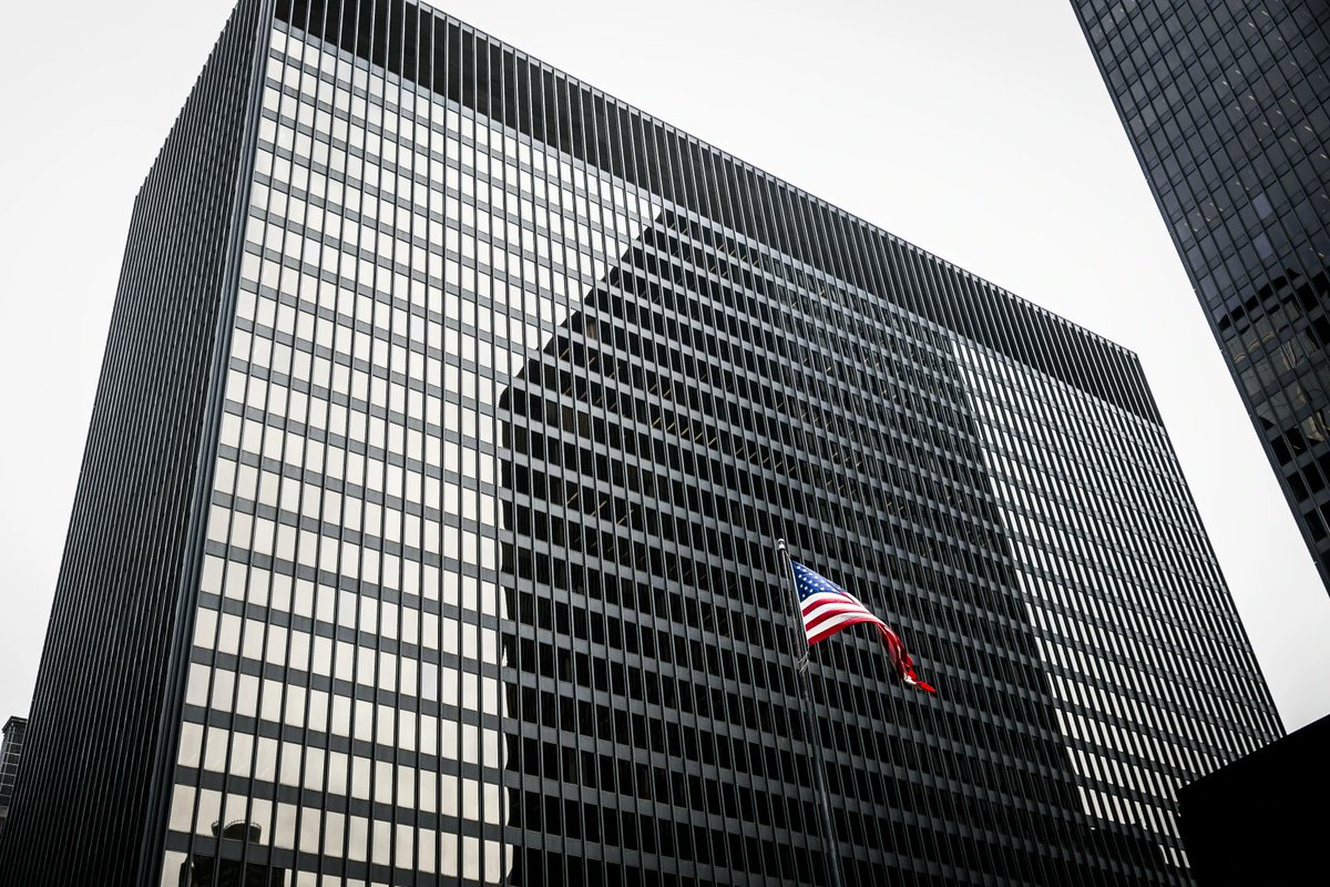 SeidelContent's tweet image. “Someone is threatening to harm themself”
U.S. Marshals warn people to stay away during ongoing emergency at Dirksen Federal Courthouse
DEVELOPING: chicago.suntimes.com/crime/2025/07/…