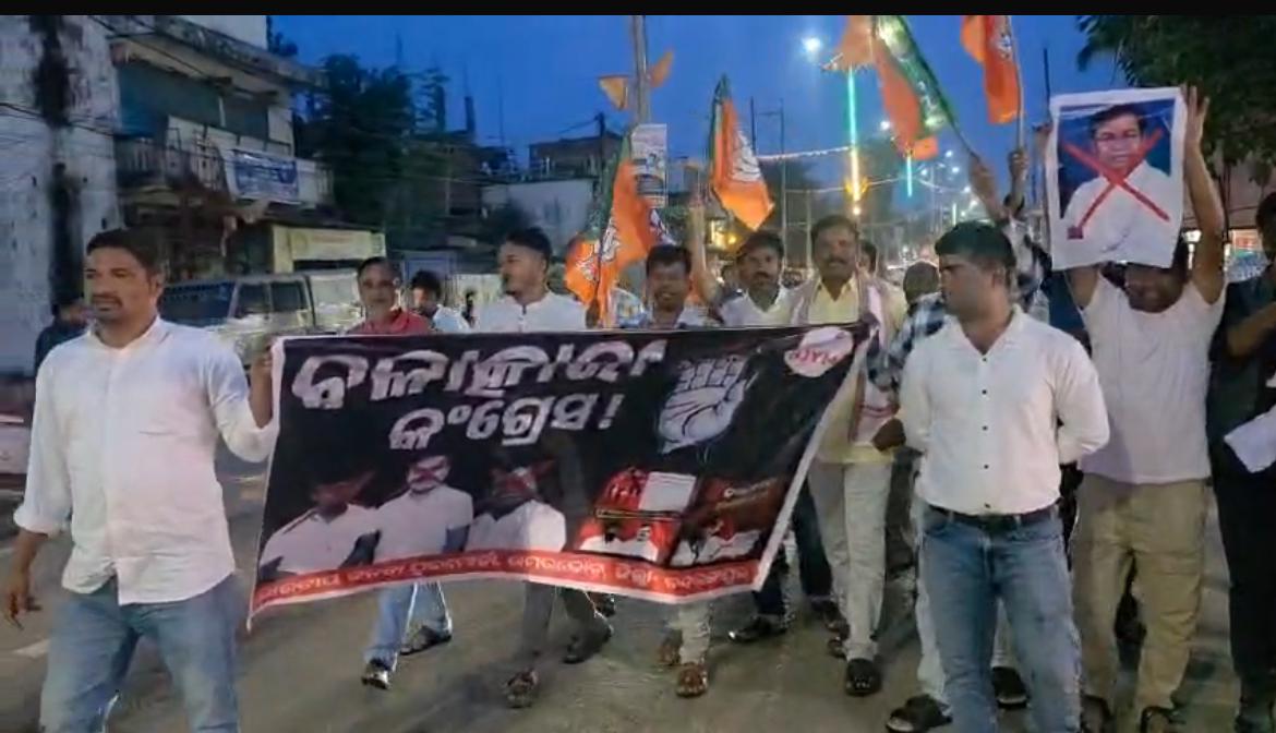 BJYMOdisha's tweet photo. #କଂଗ୍ରେସ୍_DNA_ରେ_ଧର୍ଷଣ
ମହିଳାଙ୍କୁ ଦୁଷ୍କର୍ମ ଅଭିଯୋଗରେ ଗିରଫ ହୋଇଥିବା ଛାତ୍ର କଂଗ୍ରେସ ସଭାପତି ଉଦିତ ପ୍ରଧାନ ବିରୋଧରେ ନବରଙ୍ଗପୁର ଜିଲ୍ଲାର ଉମରକୋଟ ଠାରେ ବିକ୍ଷୋଭ ପ୍ରଦର୍ଶନ କରାଯିବା ସହ ରାହୁଲ ଗାନ୍ଧୀର କୁଶପୁତ୍ତଳିକା ଦାହ କରାଯାଇଛି ।
#BoycottNSUI
#NSUIexposed #RapistCongressParty #BJYMOdisha https://t.co/VvCaIk15JM