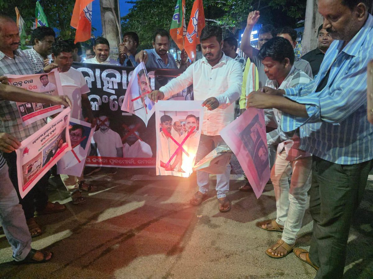 BJYMOdisha's tweet photo. #କଂଗ୍ରେସ୍_DNA_ରେ_ଧର୍ଷଣ
ମହିଳାଙ୍କୁ ଦୁଷ୍କର୍ମ ଅଭିଯୋଗରେ ଗିରଫ ହୋଇଥିବା ଛାତ୍ର କଂଗ୍ରେସ ସଭାପତି ଉଦିତ ପ୍ରଧାନ ବିରୋଧରେ ନବରଙ୍ଗପୁର ଜିଲ୍ଲାର ଉମରକୋଟ ଠାରେ ବିକ୍ଷୋଭ ପ୍ରଦର୍ଶନ କରାଯିବା ସହ ରାହୁଲ ଗାନ୍ଧୀର କୁଶପୁତ୍ତଳିକା ଦାହ କରାଯାଇଛି ।
#BoycottNSUI
#NSUIexposed #RapistCongressParty #BJYMOdisha https://t.co/VvCaIk15JM