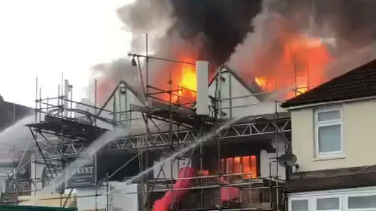 MirrorBreaking_'s tweet image. Sidcup fire LIVE: Londoners told 'shut windows' as huge blaze destroys building
mirror.co.uk/news/uk-news/s…