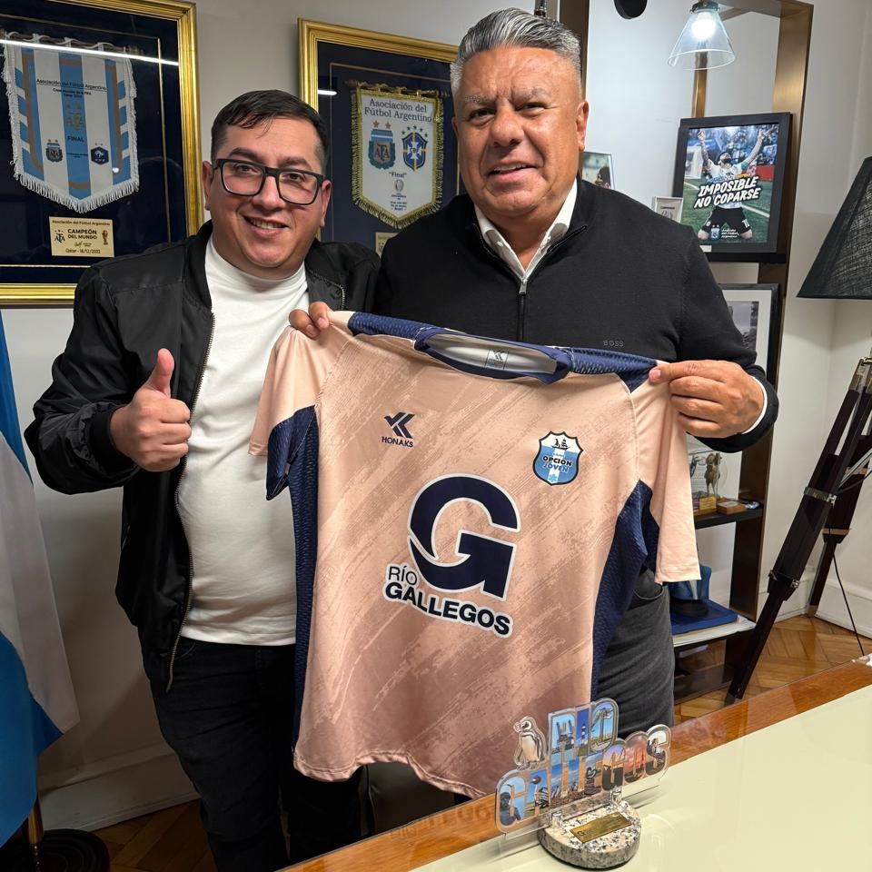 tapiachiqui's tweet image. Linda visita recibí en nombre de @pablograssook a raíz del homenaje que me hicieron en Río Gallegos con el nombramiento de la calle Claudio "Chiqui" Tapia.
Muchas gracias al Concejo Deliberante, al Municipio y al intendente por esta gran muestra de afecto. Es un honor para mi.