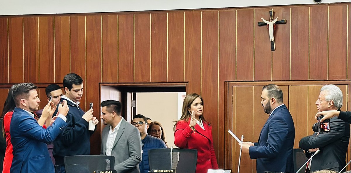 Liliana Bitar (@lilianabitarc) on Twitter photo #MesaDirectiva | 🗳️ Felicitamos a mis colegas: <a href="/JairoSenador50/">Jairo Alberto Castellanos</a>, quien asume la presidencia de la #ComisiónIII del Senado y a <a href="/Kespinosaoliver/">Karina Espinosa O</a>, que se desempeña ahora como vicepresidenta de esta corporación. Les deseamos una legislatura llena de éxitos y grandes logros 🙏🏻👏🏻. #MesaDirectiva | 🗳️ Felicitamos a mis colegas: <a href="/JairoSenador50/">Jairo Alberto Castellanos</a>, quien asume la presidencia de la #ComisiónIII del Senado y a <a href="/Kespinosaoliver/">Karina Espinosa O</a>, que se desempeña ahora como vicepresidenta de esta corporación. Les deseamos una legislatura llena de éxitos y grandes logros 🙏🏻👏🏻.