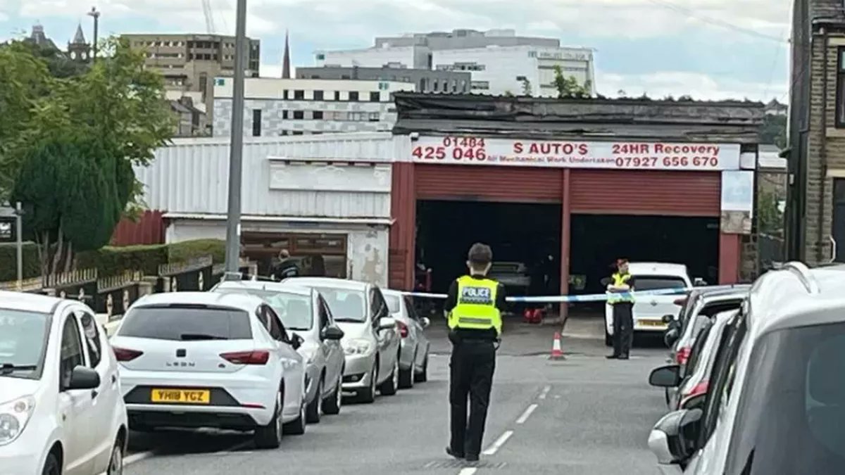 MirrorBreaking_'s tweet image. Horror shooting in UK town as 3 men gunned down and 'masked' suspects at large
mirror.co.uk/news/uk-news/h…