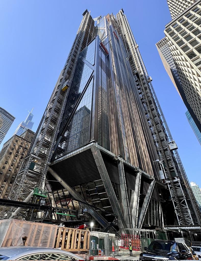 Kunlevski003's tweet image. The Dramatic V-shaped Columns at 270 Park Avenue, Manhattan.
This building will be the HQ of JPMorganChase at 270 Park Avenue. Designed by Foster + Partners, the all-electric 60 storey supertall skyscraper will stand at 423m and have a net zero emissions status.
Running beneath…