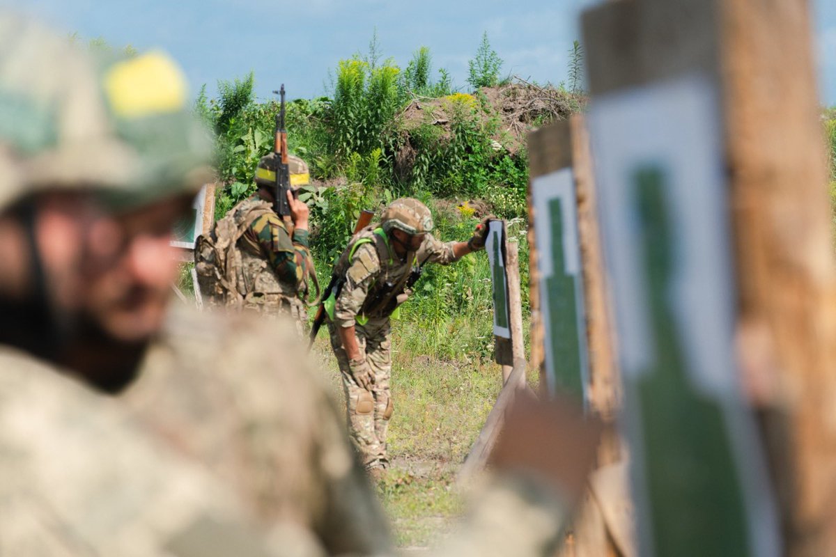 GeneralStaffUA's tweet image. Базова загальновійськова підготовка - це стартовий етап для кожного військовослужбовця. Стрільби - одна з ключових складових, де формується впевненість у собі та зброї. Тут навчаються не просто стріляти, а діяти точно, швидко й усвідомлено.
Комунікаційний підрозділ ОК "Захід"
