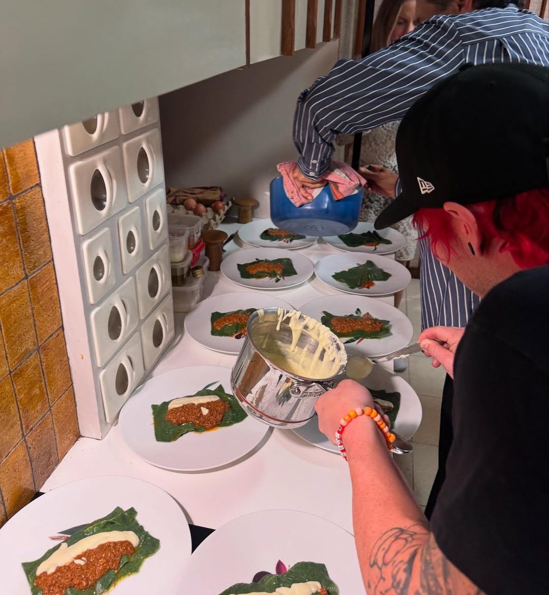 tyoutside_'s tweet image. la risa que me da cada vez que veo esta imagen de josh cocinando, por qué parece como si estuviera haciendo tamales JAJDJAJSJAJSJA😭