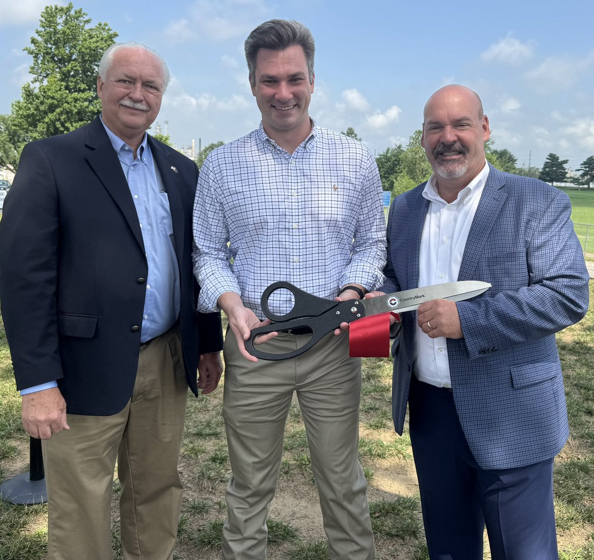 Kavanaugh4IN's tweet image. It was an honor to represent @Jim_Banks at the CountryMark ribbon cutting ceremony for Premium Dieselex-4 with ISO Technology in Mount Vernon. I had a great time speaking with CountryMark CEO Matt Smorch and Indiana Farm Bureau President Randy Kron!