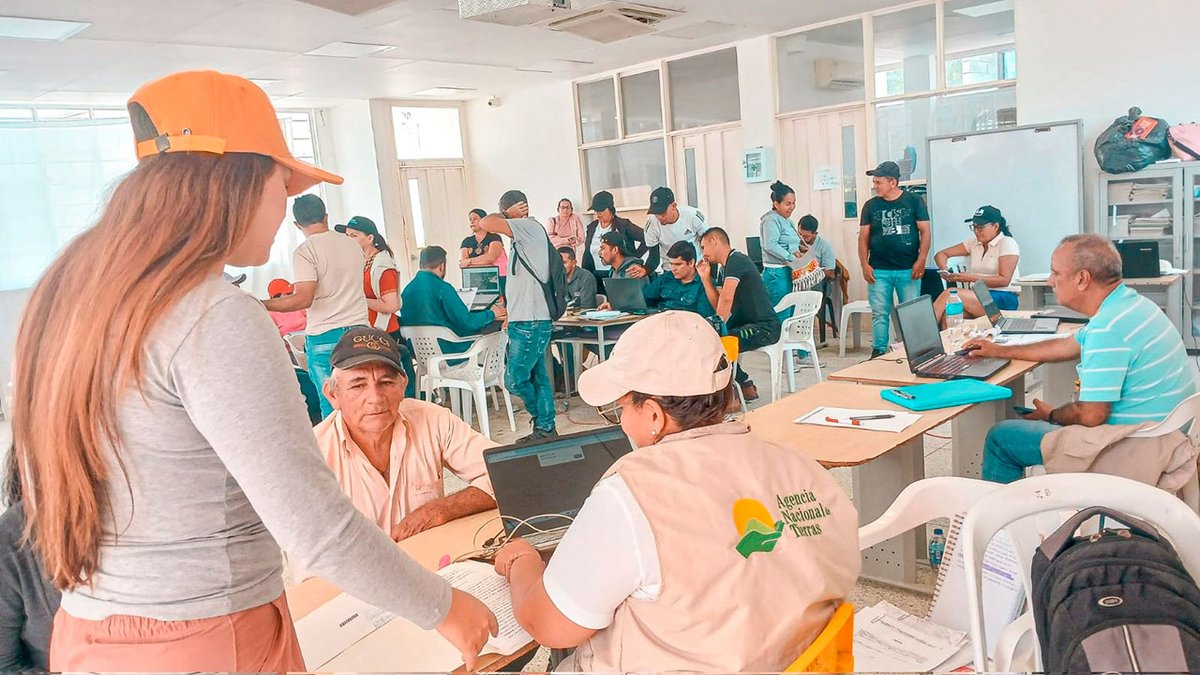 infopresidencia's tweet image. #NoticiasDelCambio | 🌱 Cumpliendo con las solicitudes del Presidente @PetroGustavo, la @AgenciaTierras ha entregado 6.216 hectáreas de tierra formalizadas a campesinos y víctimas del conflicto en el Catatumbo.
➡️presidencia.gov.co/prensa/Paginas…