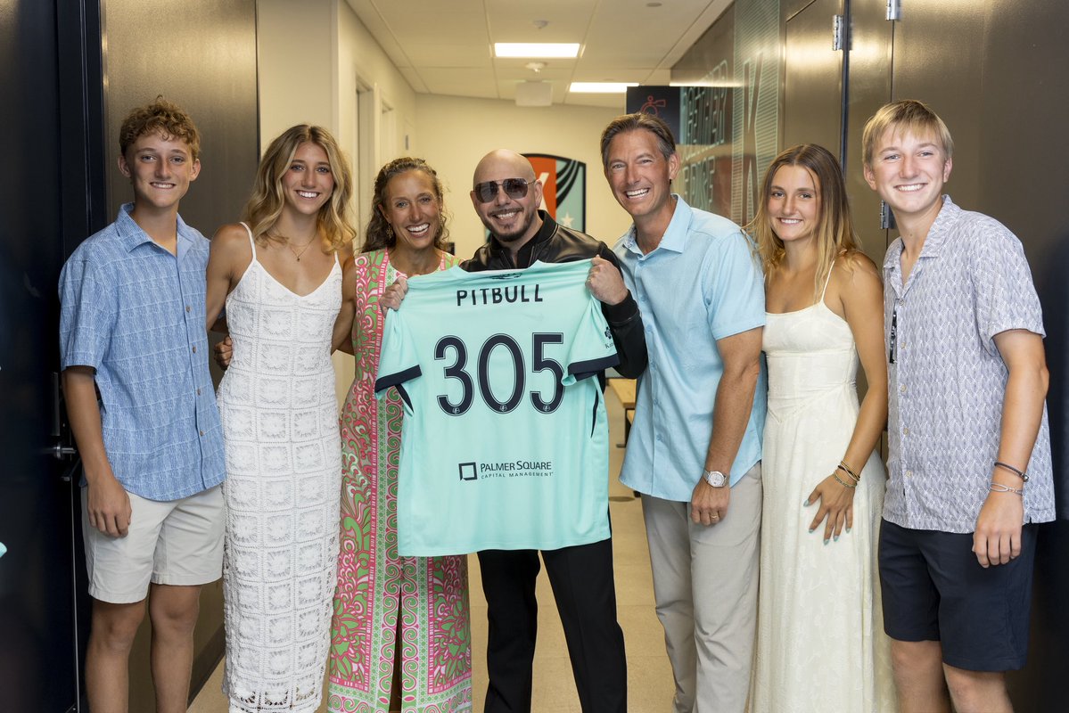 thekccurrent's tweet image. Mr. 305 came to the 816 for @cdlong97’s 50th birthday party 🔥
@pitbull | #KCBABY