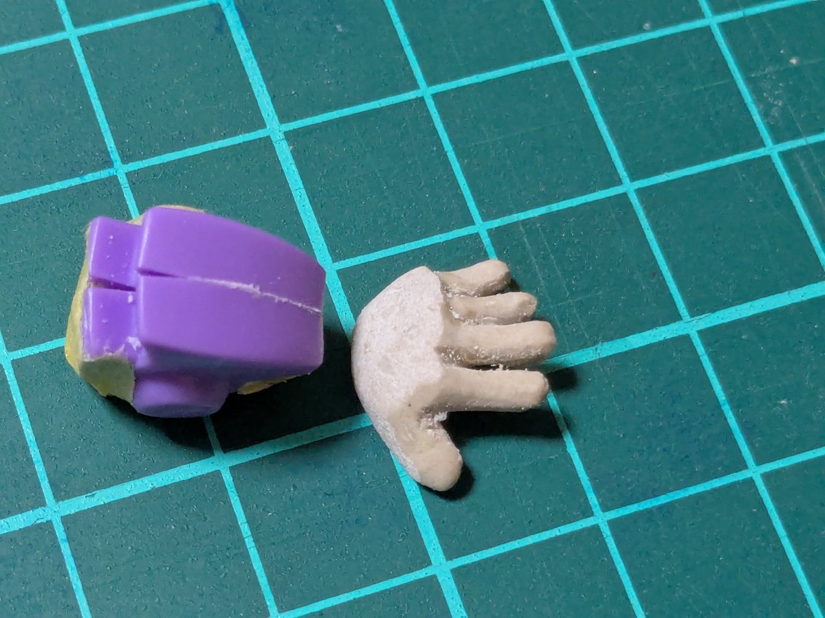 AosBjnMFQ2uA1oT's tweet image. SDドムの開き手
昨日の画像を見せるのをためらうような状態よりは、表情がつきマシになった思う。
しかし、劇場版ポスターをよく見ると、指先では演技しておらず、指が真っ直ぐ伸びているだけだった。ここは自分のイメージを優先します。