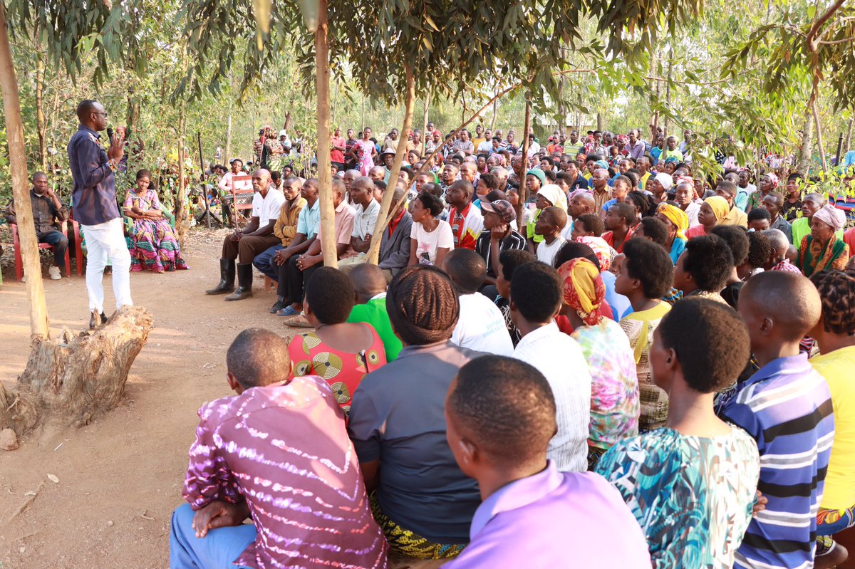 BugeseraDistr's tweet image. Ku gicamunsi cyo kuri uyu wa Kabiri, Umuyobozi w’Akarere, @MutabaziRich yitabiriye Inteko y’Abaturage mu Murenge wa @MarebaBugesera, aganira n’abaturage b’Akagari ka Rango ku ngingo yo kwita ku mutekano no kwirinda imyubakire itemewe kugira ngo ubutaka bukoreshwe icyo bwagenewe.