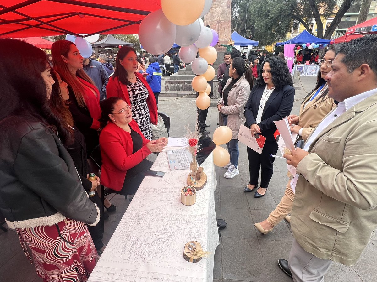VeronicaDavilaV's tweet photo. Calificamos el talento, la innovación, el compromiso y los mejores emprendimientos de estudiantes del Instituto Bolívar con el desarrollo productivo local; en la “VI Feria Académica de Emprendimientos” desarrollada en Ambato.

Atendiendo una invitación de @Produccion_Ecu zona 3. https://t.co/Detr7CYF8m