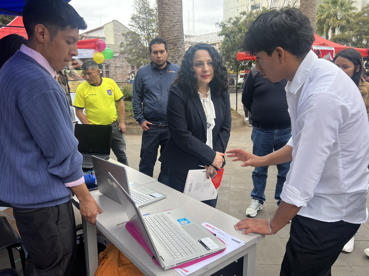 VeronicaDavilaV's tweet photo. Calificamos el talento, la innovación, el compromiso y los mejores emprendimientos de estudiantes del Instituto Bolívar con el desarrollo productivo local; en la “VI Feria Académica de Emprendimientos” desarrollada en Ambato.

Atendiendo una invitación de @Produccion_Ecu zona 3. https://t.co/Detr7CYF8m