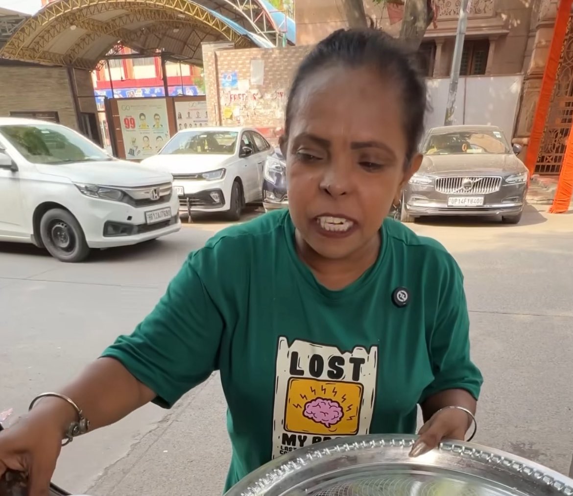 rich_athinks's tweet image. Yeh aunty se zada irritating koi nahi👹