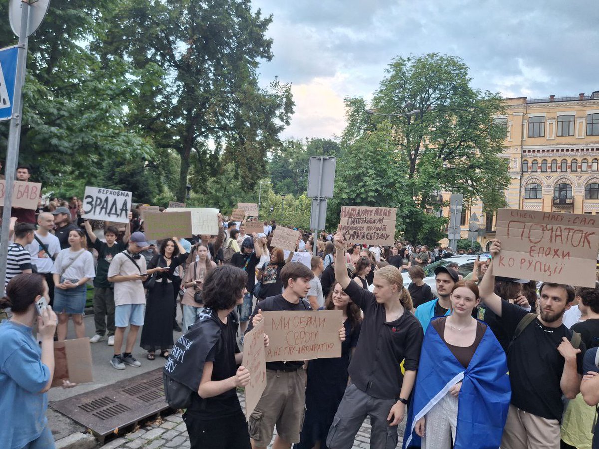 tvtoront's tweet image. В Києві розпочалася акція протесту проти ухвалення законопроєкту №12414, який фактично ліквідує НАБУ та САП.
Аналогічні акції були анонсовані в Дніпрі та Львові.