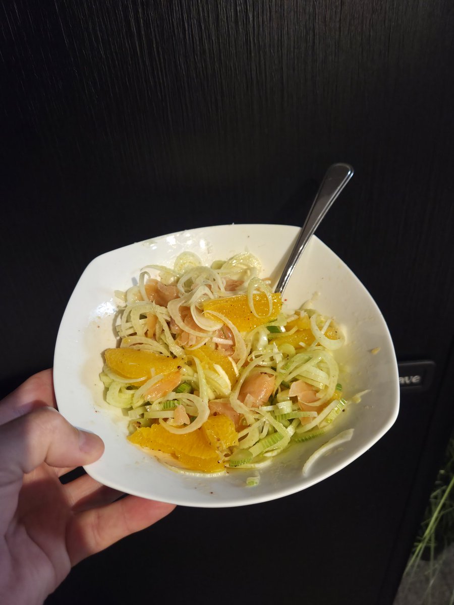 slessard2000's tweet image. Salade fenouil, oignon, orange et saumon fumé avec les légumes de @vguenette87 et Léane 🥰