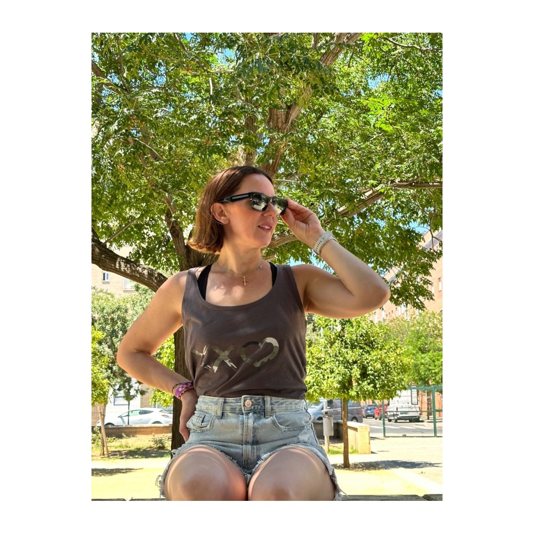 KissFlySolidary's tweet image. La Camiseta de tirantes es perfecta en verano por su tejido cómodo y fresquito.
El verde resaltará tu moreno 🍀
Combínala con vaqueros, falda, shorts cualquier opción es buena.
#Veranokiss #LookFresco #CamisetaDeTirantes
#regalasolidaridad #tiendaonline

kissandflysolidary.com/camisetas-tira…