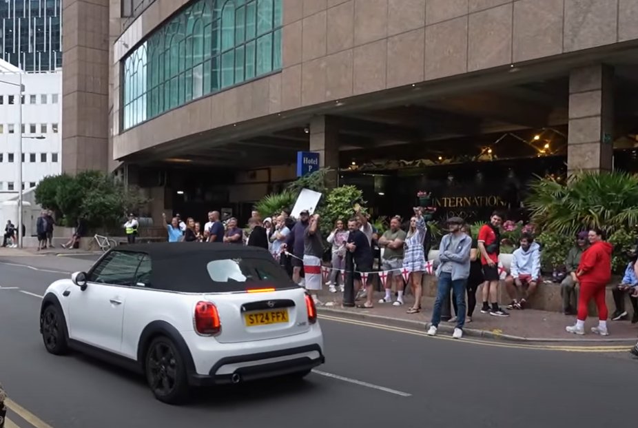 landofangle's tweet image. Mums in convertible minis tooting in support of protestors in Canary Wharf as they drive past, Keir Starmer it's time to go.