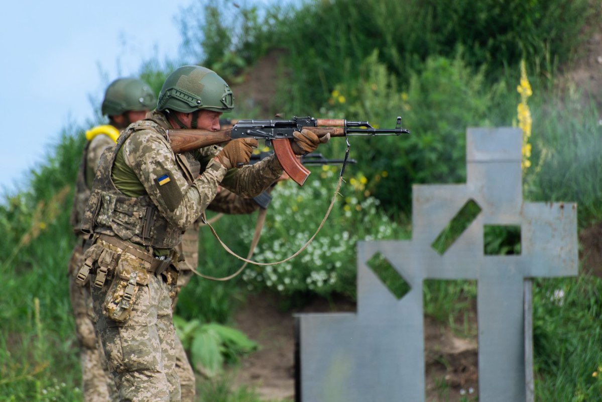GeneralStaffUA's tweet image. Базова загальновійськова підготовка - це стартовий етап для кожного військовослужбовця. Стрільби - одна з ключових складових, де формується впевненість у собі та зброї. Тут навчаються не просто стріляти, а діяти точно, швидко й усвідомлено.
Комунікаційний підрозділ ОК "Захід"