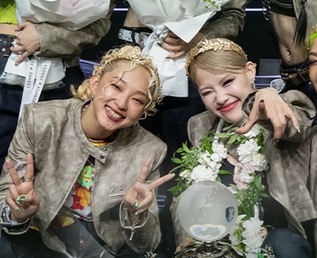 needlecursefour's tweet image. 쿄카 스월파에서 이렇게 환하게 웃는 거 처음 봄
우승 축하해요 💚