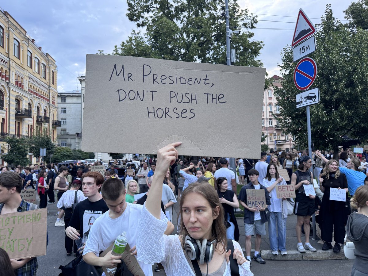 пане <a href="/ZelenskyyUa/">Volodymyr Zelenskyy / Володимир Зеленський</a> тут до вас українці звертаються