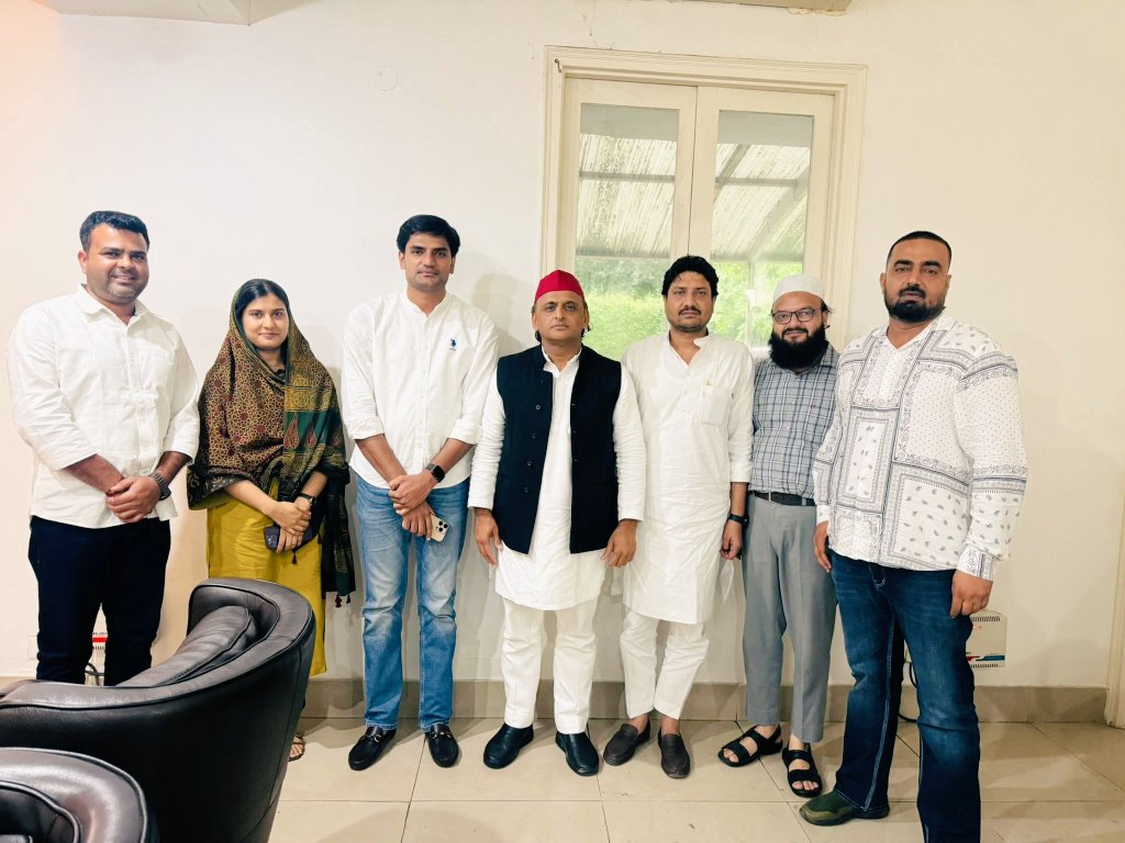 दिल्ली में राष्ट्रीय अध्यक्ष आदरणीय श्री अखिलेश यादव जी से उनके आवास पर मुलाक़ात की।

राष्ट्रीय अध्यक्ष जी से संवाद हमेशा मार्गदर्शक और प्रेरणादायक होता है।

#IqraHasan #AkhileshYadav