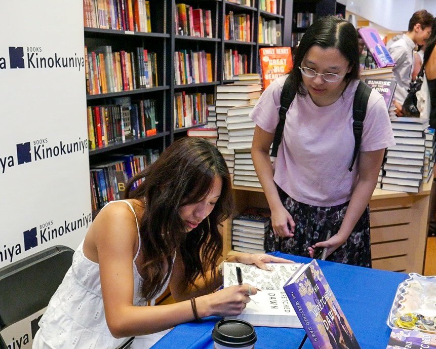 KinokuniyaUSA's tweet image. ✨Bookstore dreams came true at Kinokuniya New York!✨
@melindagong stopped by to launch This Wretched Dawn—and yes, she brought cupcakes AND signed copies 🖋️🌙
They're hauntingly beautiful and yours while supplies last. Don’t let miss this moment go💫📚
youtu.be/nAR0fWq1yL0