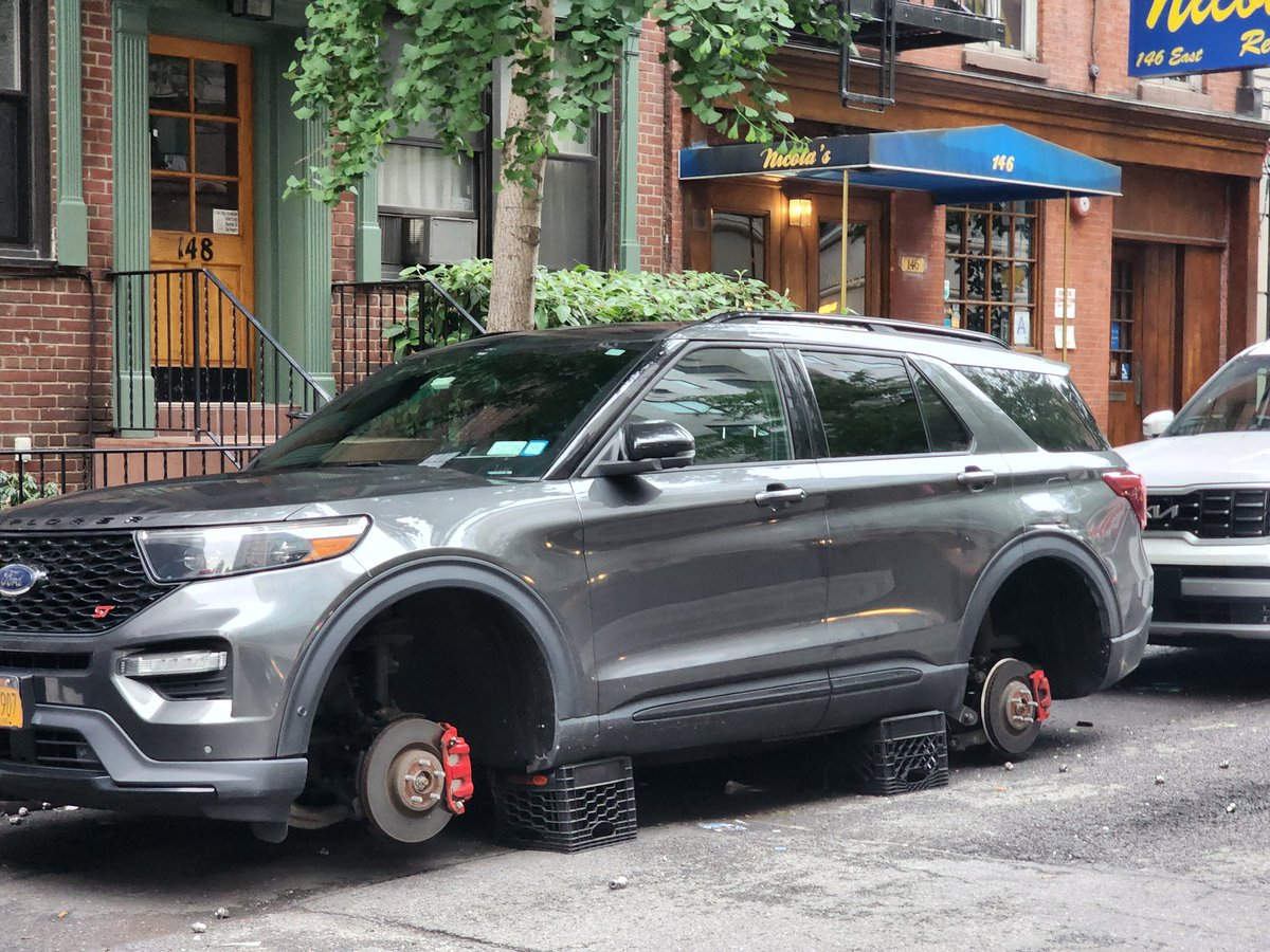 AFineBlogger's tweet image. Asked the service dealer at Toyota if he was seeing lots of people with their wheels being stolen. He said yes, there are a lot more. I asked how much more. He said so much that the tires/rims are on backorder! @enforcelawsNYC @NYPDPC @KeithPowersNYC @NYPD19Pct @andrewcuomo…
