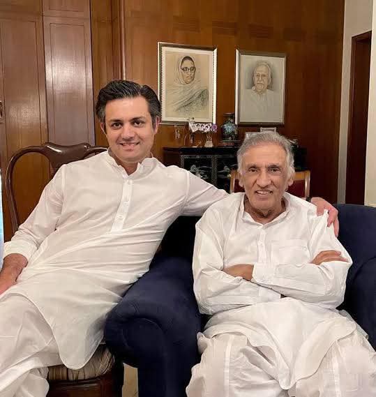 Naya__Pakistan_'s tweet image. انالِلّٰہِ وَاِنَّآ اِلَیْہِ رَاجِعُوْنَ
حماد اظہر کے والد میاں اظہر صاحب کا انتقال کرگئے
اللہ تعالیٰ حماد اظہر کو صبر دیں اور میاں اظہر صاحب کو جنت الفردوس میں اعلیٰ مقام عطا فرمائے