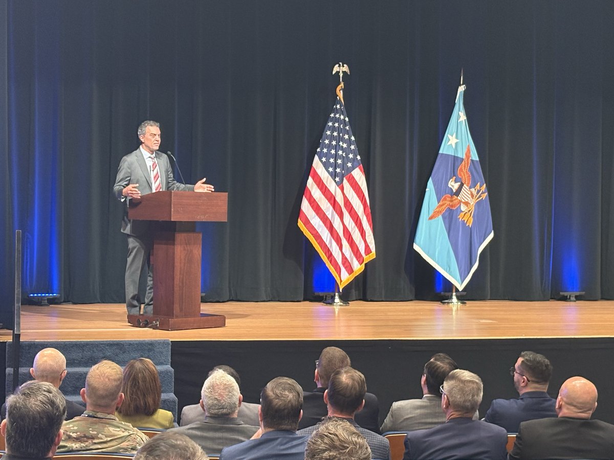 DoDCTO's tweet image. 📢@USDREMichael engaged with the entire R&E workforce during yesterday's inaugural town hall.
He highlighted the critical need to foster collaboration across the Department, enhance agility, and chart a clear path toward a transformative future for the organization.