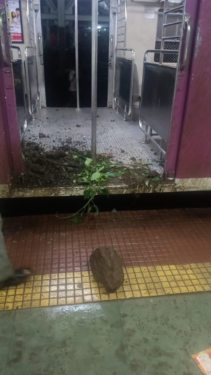 MumRail's tweet image. मुंबईहून कसारा कडे जाणाऱ्या लोकलच्या डब्यावर दरड कोसळली आहे.
सदरची घटना उंबरमाळी ते कसारा दरम्यान घडली आहे, यात दरवाज्यात दोन प्रवासी उभे होते त्यांना मार लागला असून त्यांना कसारा येथील सरकारी रुग्णालयात दाखल करण्यात आले आहे. @drmmumbaicr @RailMinIndia plz investigate