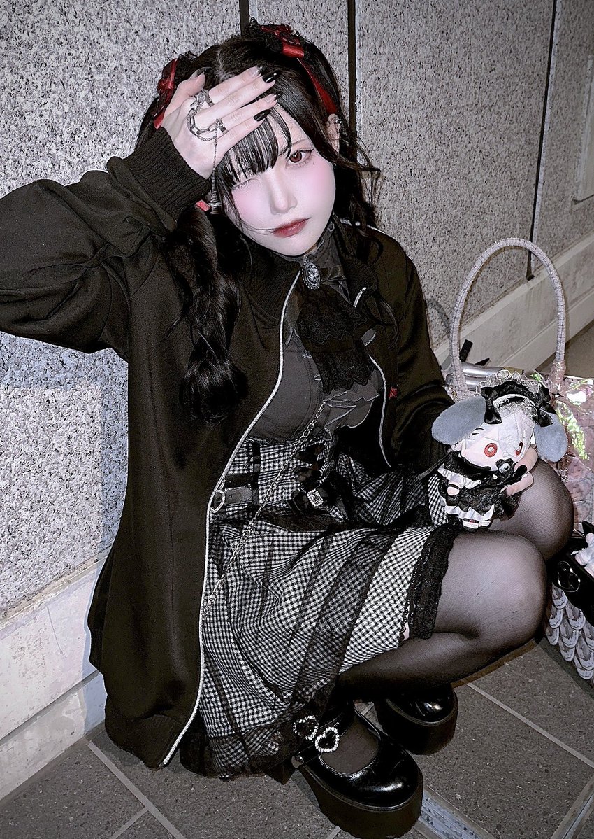 Akase_Official's tweet image. 夜中だし風と戦ってる自我(真顔)を載せる