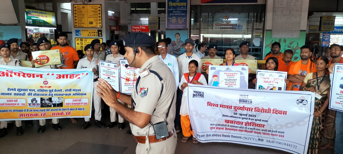 NitishS03424433's tweet photo. With the help Just right for children and support of R.P.F. Ranchi our organisation Sinduar Tola Gramodaya Vikas Vidyalaya ( SGVV) Ranchi we are done awareness program against the World Child Trafficking day program in Ranchi railway station. https://t.co/iGnHLztkBS