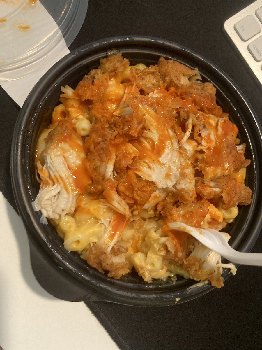 poderosa_png's tweet image. todays gas station eats: loaded buffalo mac n cheese. with a side of bottled Pepsi