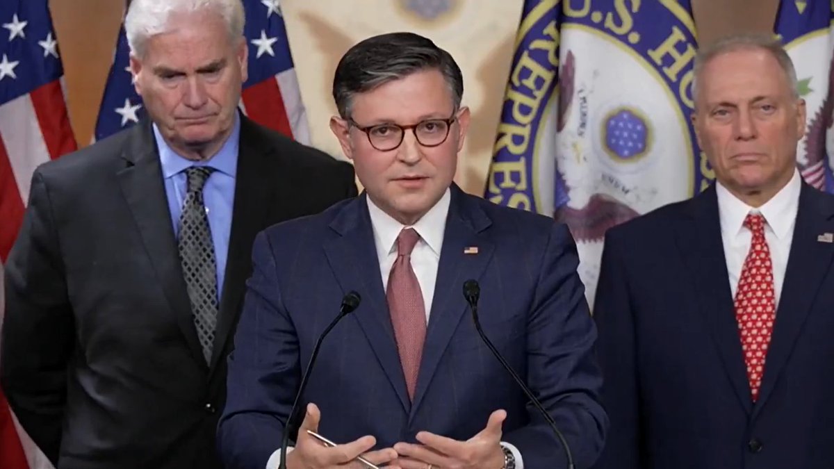 eleicoesempauta's tweet image. 🇺🇸 ADIOU: Presidente da Câmara dos EUA, o republicano Mike Johnson antecipou o recesso para adiar votação que poderia obrigar o governo Trump a divulgar documentos relacionados ao caso Epstein, acusado de tráfico de pessoas e abuso sexual de menores de idade.