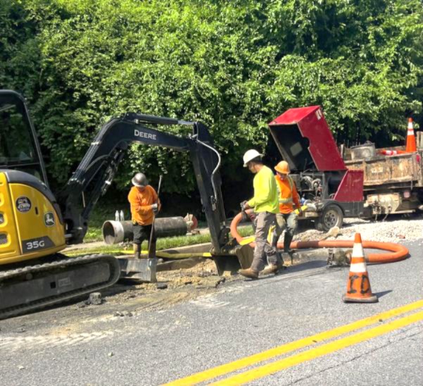 BaltimoreBrew's tweet image. The water main break we've been following on Smith Ave. in Mt. Washington is finally under repair today. City water had been gushing out of a manhole cover for at least two weeks. Wachs Water is the contractor.