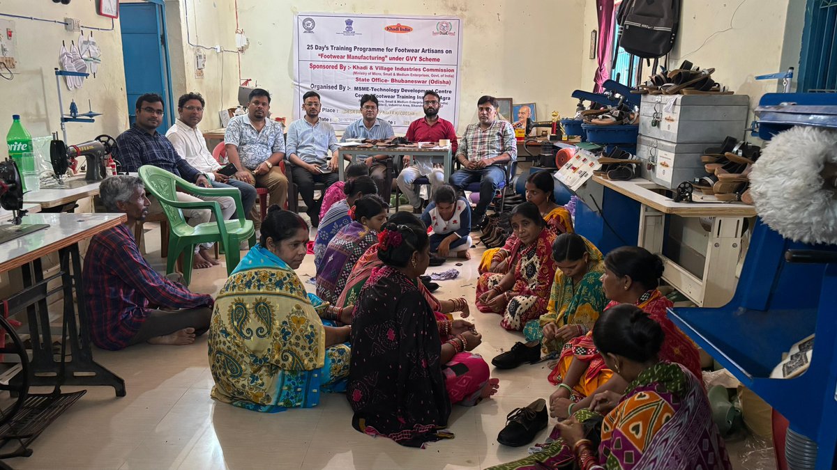 dsdeonayagarh's tweet photo. @dsdeonayagarh visited the Training Center of @CFTIAGRA at Daspalla to discuss further training in the designing aspect as per the instructions of the @AdmnNayagarh.
#skilledinodisha #nayagarh #daspalla #cftiagra #skilling #shgs https://t.co/yp3djRcQh6