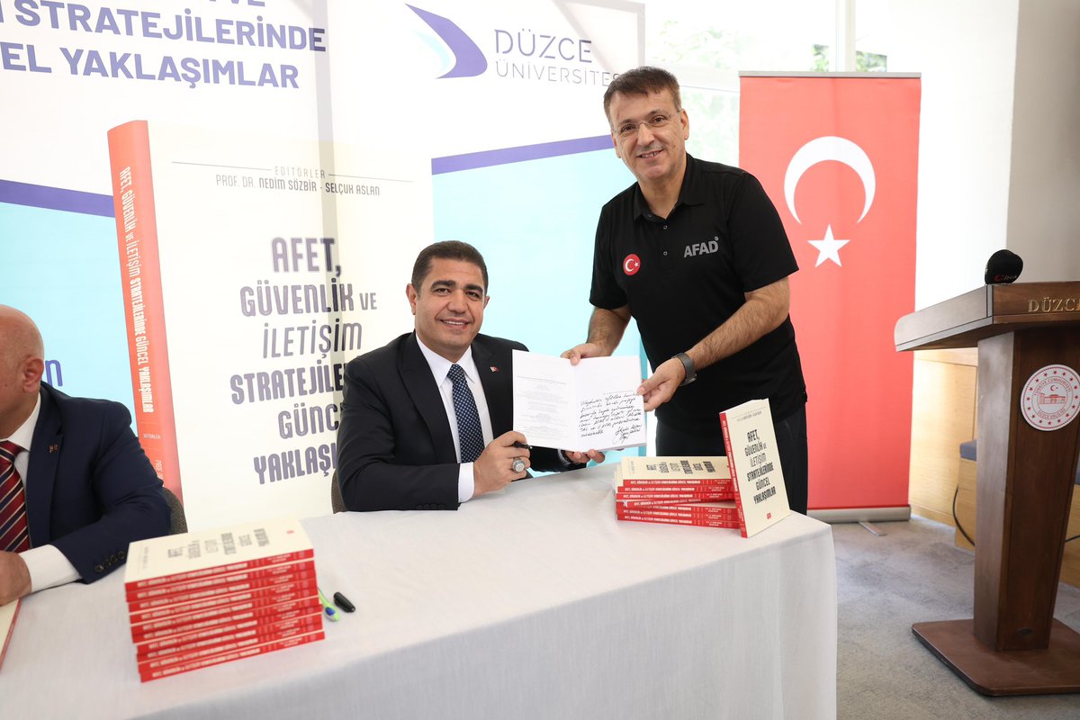 AFAD_Duzce's tweet photo. 📍Sabiha Ulusoy Kütüphanesi

Valimiz Sayın Selçuk ASLAN ve Düzce Üniversitesi Rektörümüz Sayın Prof. Dr. Nedim SÖZBİR editörlüğünü üstlendiği Afet, Güvenlik ve İletişim Stratejilerinde Güncel Yaklaşımlar kitabının basın lansmanı; il protokolümüz, bölüm yazarlarımız, akademisyenlerimiz ve basın mensuplarımızın katılımıyla Sabiha Ulusoy Kütüphanesi’nde gerçekleştirildi. 📚

Düzce Valiliğimiz himayelerinde, Düzce Üniversitesi ve Düzce Belediyesi iş birliğinde düzenlenen “Düzce’den Türkiye’ye Afetlere Karşı Stratejik İletişim ve Güvenlik Modeli Sempozyumu”nun somut çıktısı olan bu kitap; afetlere karşı daha dirençli bir toplum inşasını amaçlayan, rehber niteliğinde bir çalışma olarak hazırlandı. 🤝🏻

Lansmana davetleri için Düzce Valimiz Sayın Selçuk ASLAN ve Düzce Üniversitesi Rektörü Sayın Prof. Dr. Nedim SÖZBİR’e teşekkürlerimizi sunarız.

#AfetYönetimi #Stratejikİletişim #KitapLansmanı #AfetlereHazırOl #Düzce